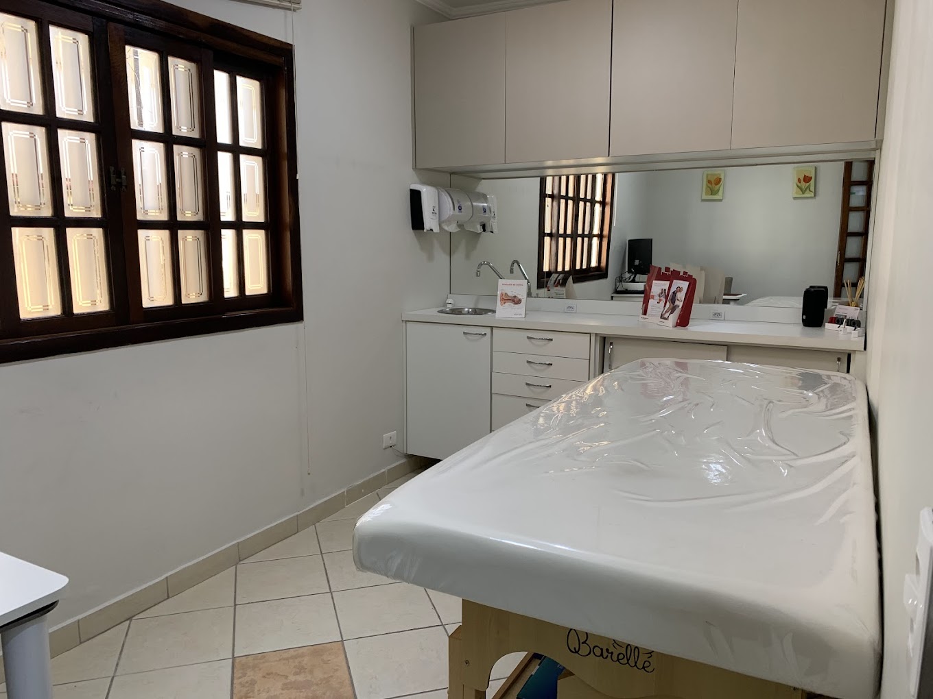 Sala de avaliação auditiva da Canal da Audição em Itaquera, São Paulo